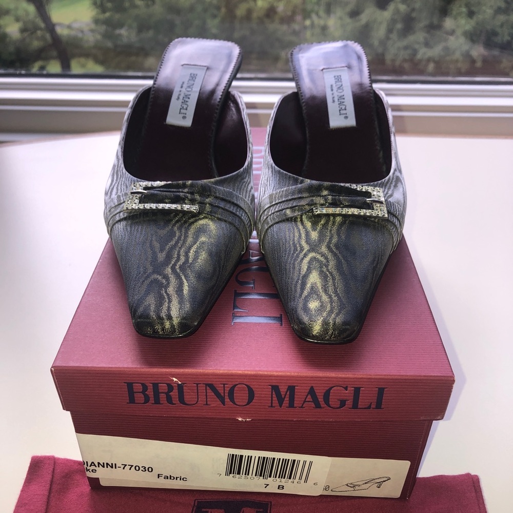 Bruno Magli New Grey Fabric Kitty Heels